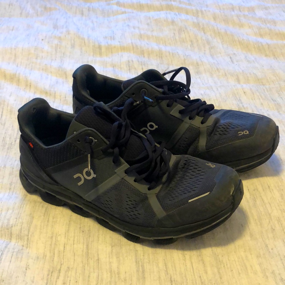 Mens On Cloud running shoes